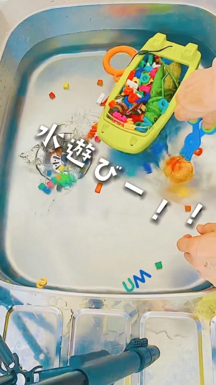 プールの持ち合わせがなかったので
シンクで水遊びしました！  お昼ご飯をまてない子供達を
ちょっと遊ばせとくのも
いいかもしれない🤔
と、ふと思いました。  遊んだ後のお水はお掃除（直にぞうきんは入れないように。。）
やお花の水に使うと節約できます！  今回あそんだおもちゃは、ストーリーで
紹介します^_^  みなさん、暑いですががんばって乗り切りましょう！  #ドリームブロッサム#learningresources #水遊びおもちゃ
#水遊び#知育玩具#水中観察#夏休み#夏遊び#おうちであそぶ
#プール遊び#プールのおもちゃ#スコープ
